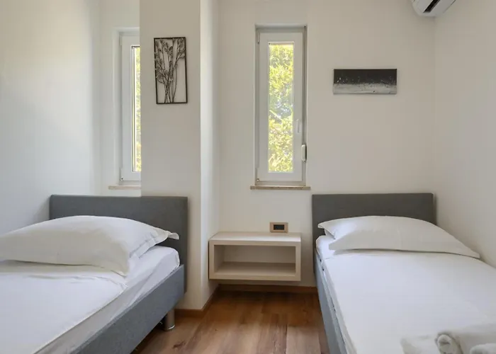 Zara By Guide Radossi